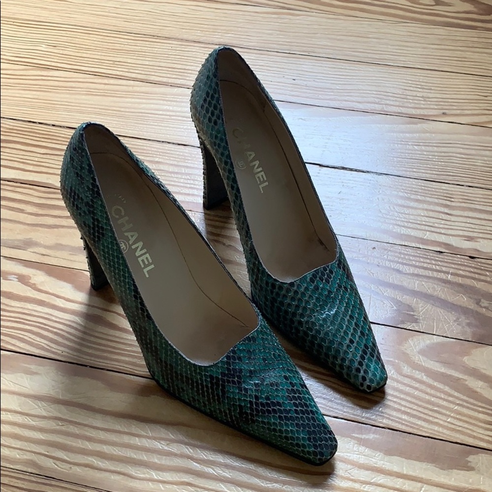 Chanel green snake skin pumps - sz 39